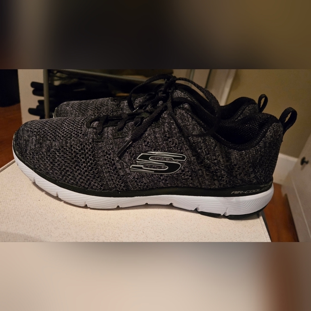Skechers | Women's Air-Cooled Memory Foam Knit Athletic Sneakers | Size. 8.5 | - Picture 10 of 16